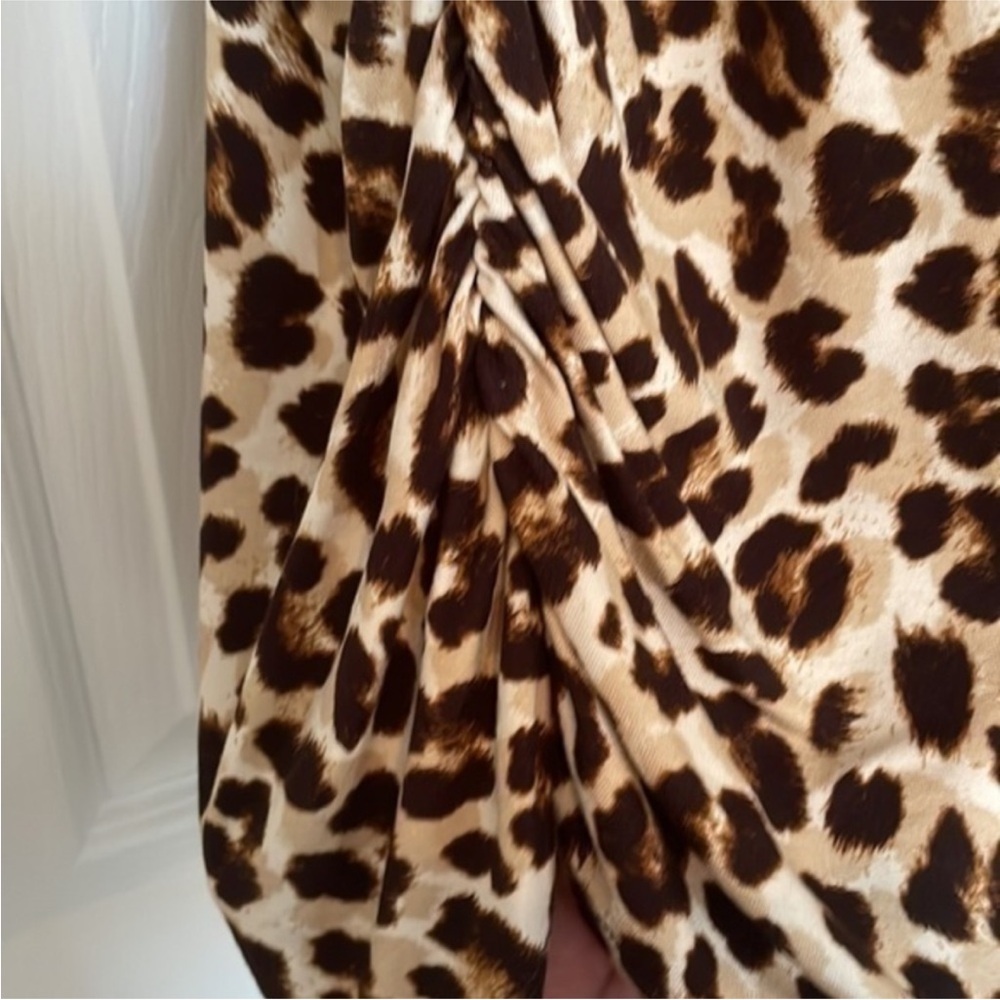 C
Torrid Leopard Print Short Sleeve Super Soft Ruched Tank 2X - Picture 7 of 7